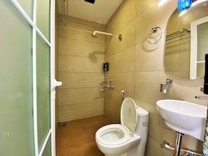 Chambre Deluxe double | Salle de bain | Douche, serviettes fournies, savon, shampooing