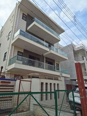 ด้านหน้าที่พัก