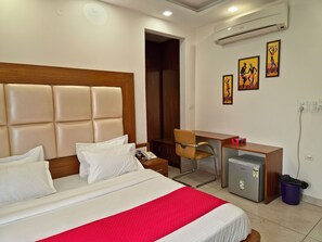 Deluxe Double Room - OnlyStay Restivo Golf Course Road  (Gurugram)