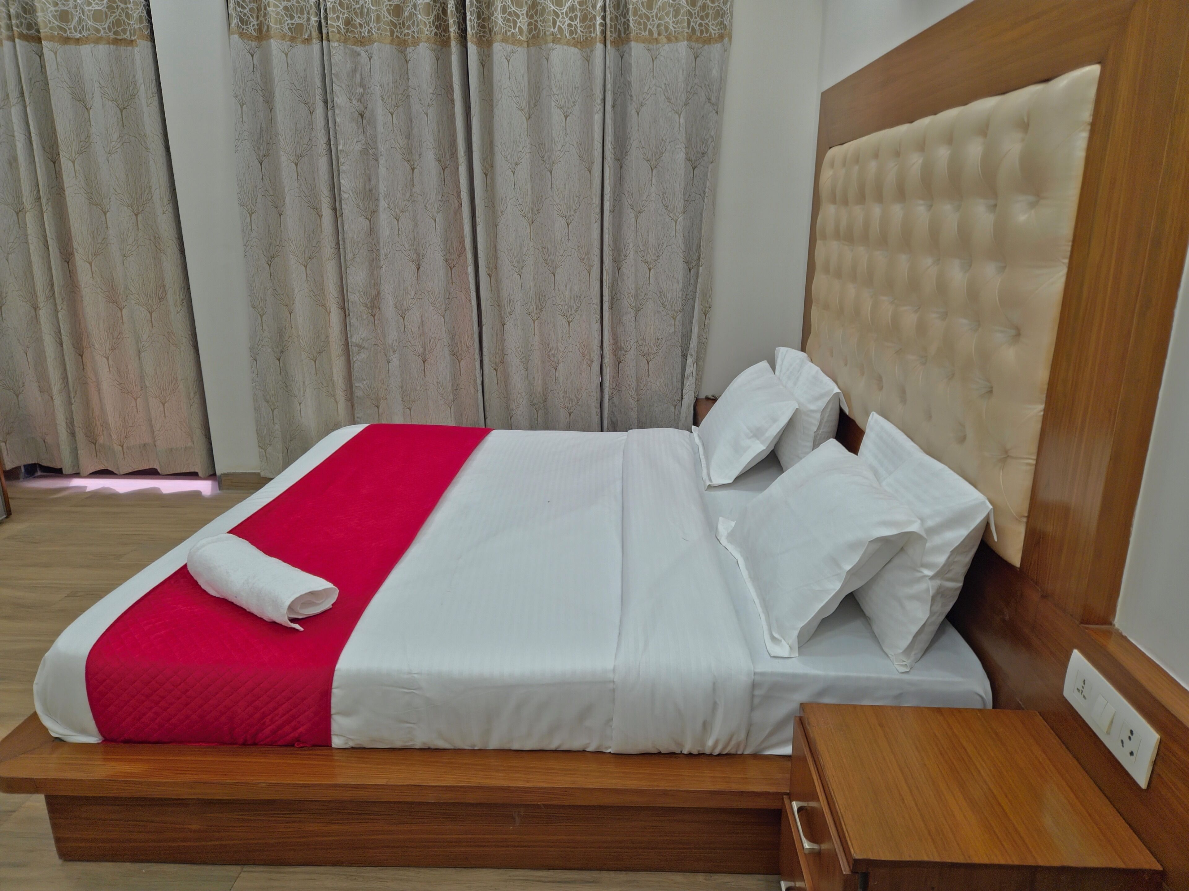 Deluxe Double Room | Laptop workspace, free WiFi, bed sheets
