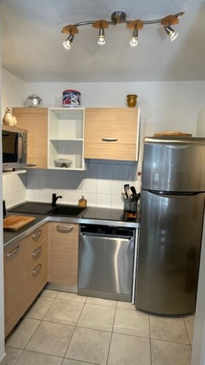 Fridge, microwave, oven, stovetop - VALBERG TOWN CENTRE - 3 rooms (50m2) 2 bedrooms + 36m2 terrace (VALBERG)