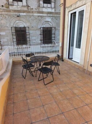 Outdoor dining - Talete Palace - Seafront Apartment with Terrace in the Historic Center (Siracusa)
