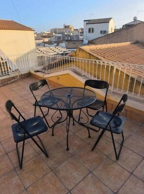 Outdoor dining - Talete Palace - Seafront Apartment with Terrace in the Historic Center (Siracusa)