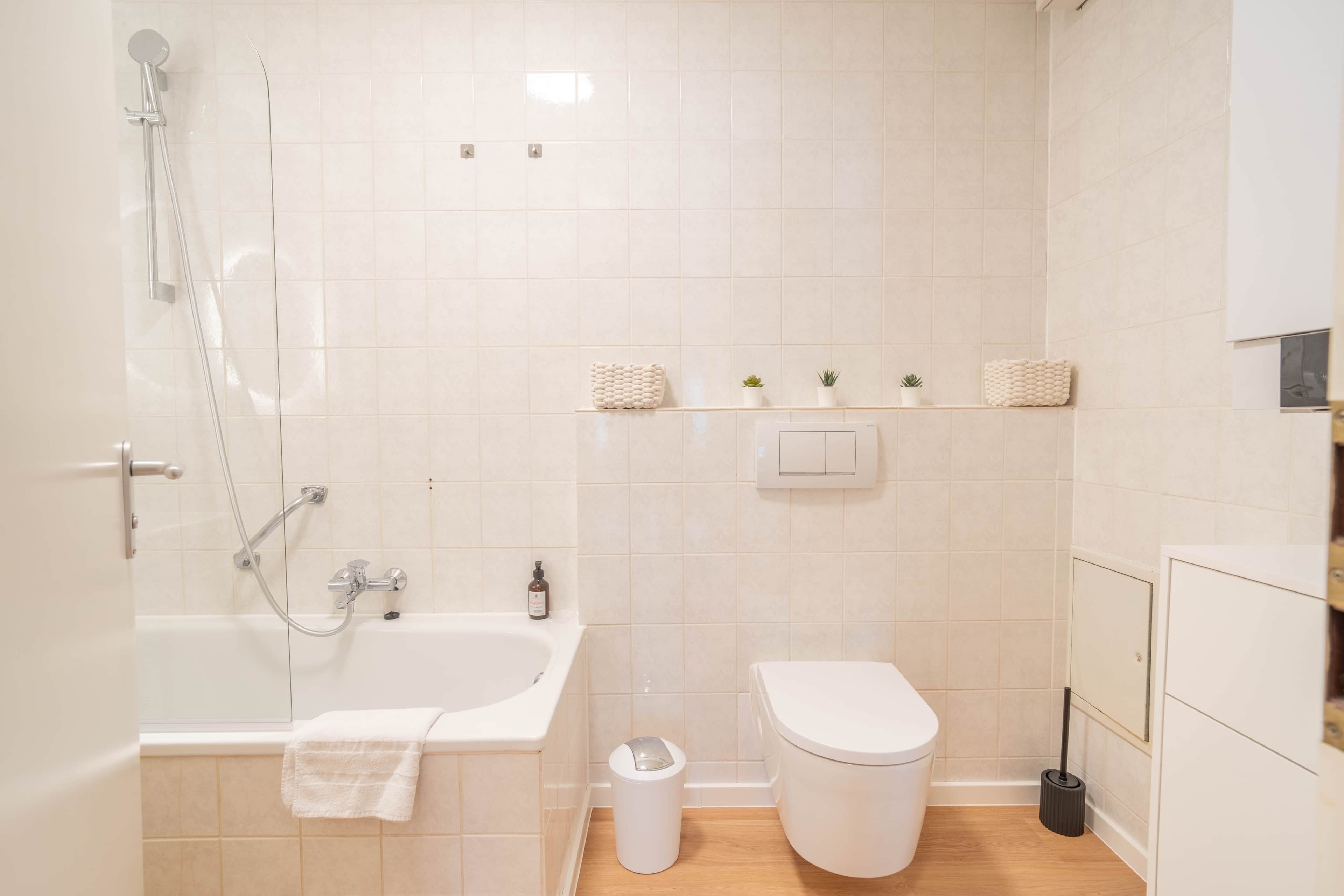 Ein Badezimmer mit Badewanne, Toilette und Dusche.