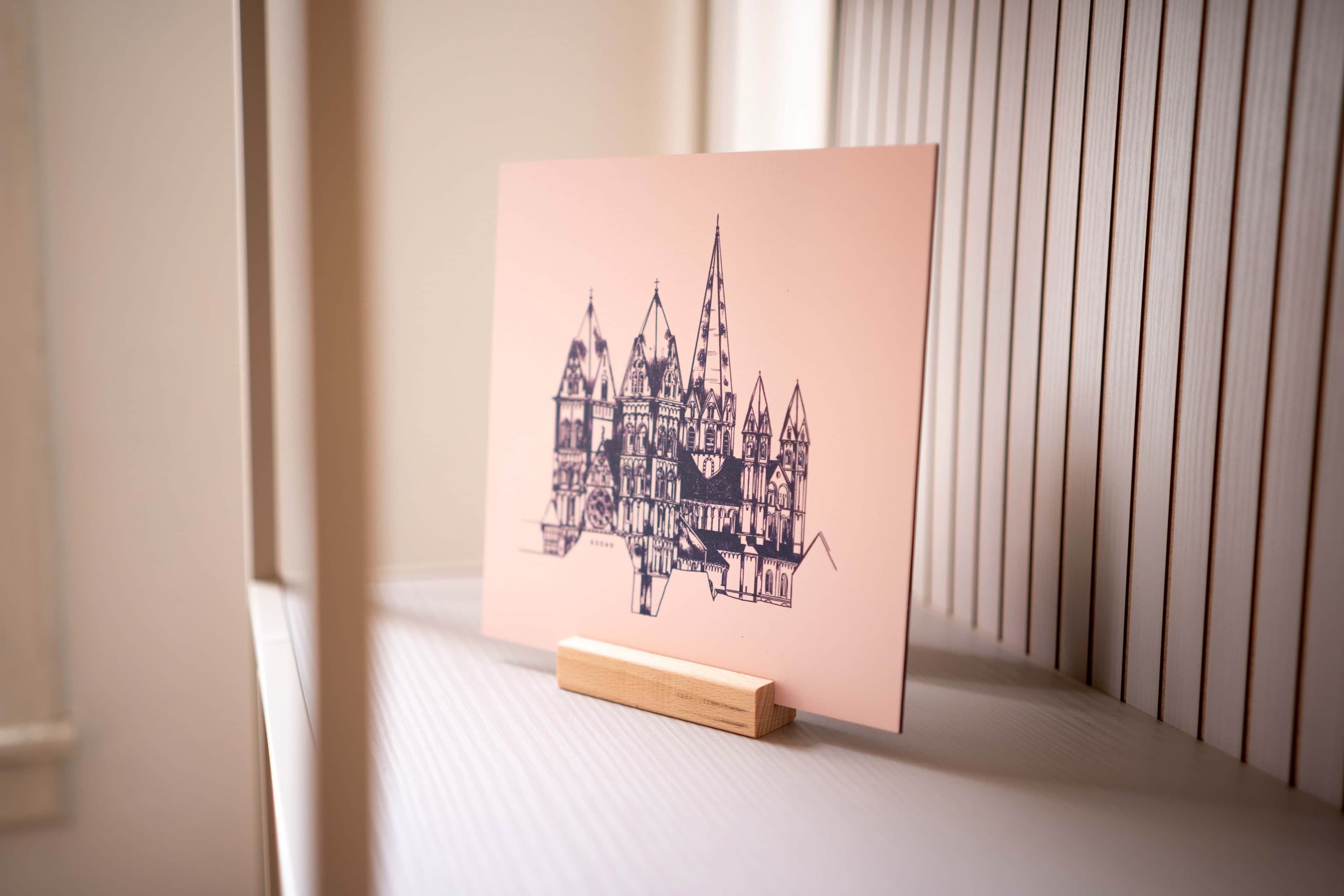 Ein gerahmtes architektonisches Zeichnung auf einem Ständer.