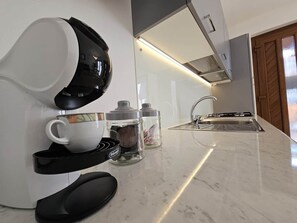 冷蔵庫、電子レンジ、オーブン、コンロ