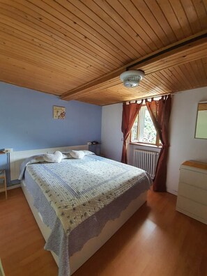 2 bedrooms, iron/ironing board, bed sheets - LADYBUG HOUSE SEMI DETACHED HOUSE (Calasca-Castiglione)