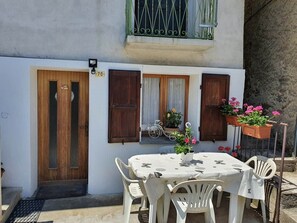 Outdoor dining - LADYBUG HOUSE SEMI DETACHED HOUSE (Calasca-Castiglione)
