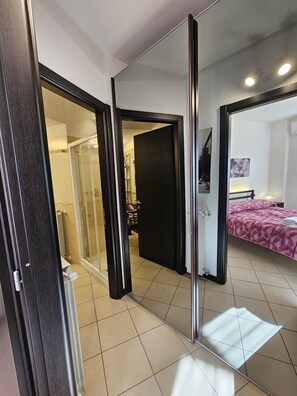 1 bedroom, WiFi, bed sheets - RED 3 (air conditioning and free private parking) (Verbania)