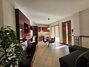 TV - RED 3 (air conditioning and free private parking) (Verbania)