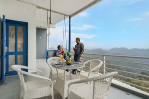 Outdoor dining - Alaya Stays Cloudcatcher 4 BHK Villa  (Solan)