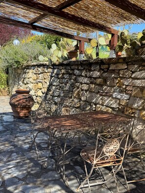 Outdoor dining - Michelangelo Country House near Florence (Pontassieve)