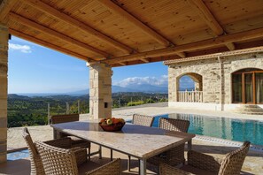 Outdoor dining - Villa Valentina (Listaros)