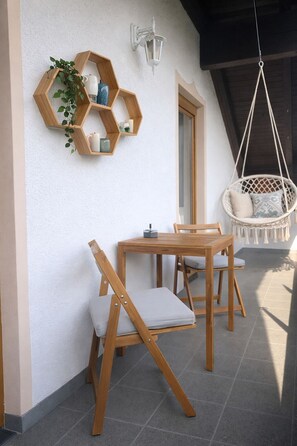 Outdoor dining - Vrbo Property (Sekull)