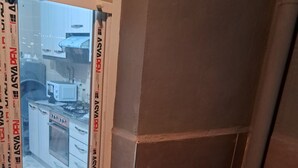 A bathroom with a shower, tiled walls, and a window. - Rental per night in Tlemcen - imama Mansourah Appartement F4 neuf (Tlemcen)