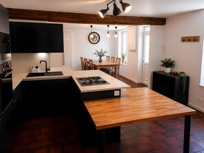 Private kitchen - Le Trésor du Biquin – Spacious Family Home for 13 Adults and 2 Babies (Ferrières-en-Gâtinais)