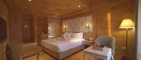 Royal Double Room | In-room safe, desk, laptop workspace, blackout drapes