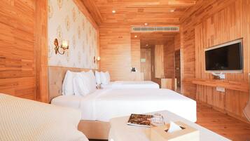 Royal Deluxe Twin Room | In-room safe, desk, laptop workspace, blackout drapes