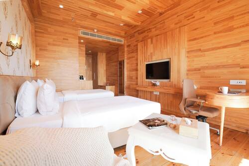 Royal Twin Room | In-room safe, desk, laptop workspace, blackout curtains