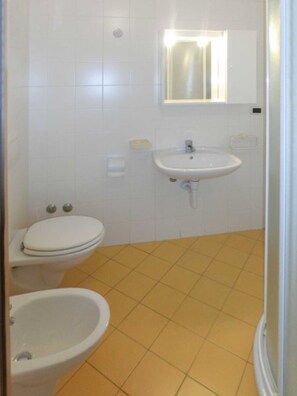 Ein Badezimmer mit Toilette, Bidet und Waschbecken.