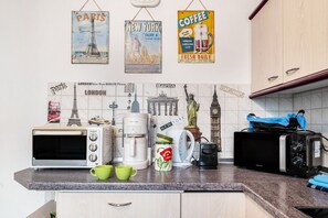 Kühlschrank, Ofen, Herdplatte, Wasserkocher mit Kaffee-/Teezubeh ör