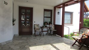 Terrace/patio - Holiday Home 'Ferienhaus Für 6 Personen 100 M² In' with Wi-Fi (Teterow)