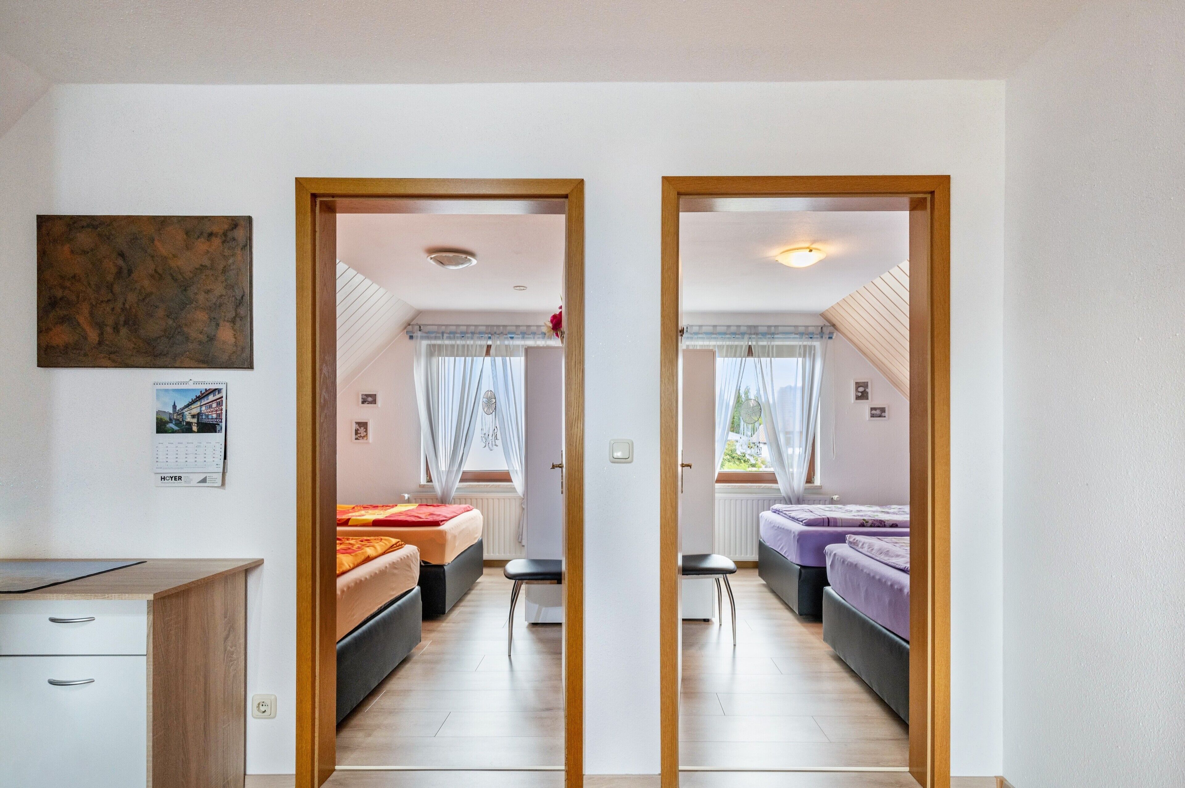 Une chambre avec un lit, un bureau et un miroir.