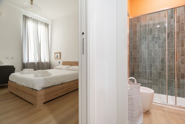 Dusche, Bidet, Handtücher