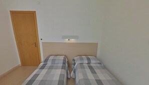Room - Practical accommodation just steps from the sea (Lignano Sabbiadoro)