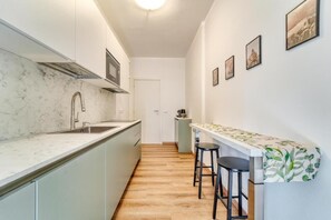 Apartamento, balcón, vistas a la ciudad | Cocina privada | Frigorífico, microondas, placa de cocina y lavavajillas