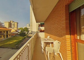 Outdoor dining - Simple and comfy base for families and groups (Lignano Sabbiadoro)