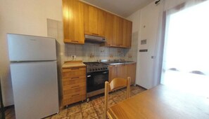 Fridge, microwave, stovetop, cookware/dishes/utensils - Equipped house for a comfortable stay in Lignano (Lignano Sabbiadoro)