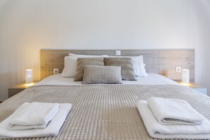 Escritorio, wifi gratis y ropa de cama 