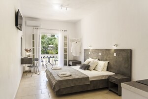 Cozy Room Ground Floor Annex Building | Desk, free WiFi, bed sheets
