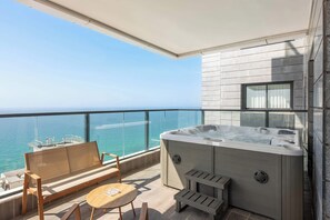 Outdoor spa tub - Luxury 5BR Penthouse | Balcony w/Jacuzzi | Mamad (Bat Yam)