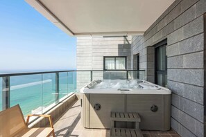 Outdoor spa tub - Luxury 5BR Penthouse | Balcony w/Jacuzzi | Mamad (Bat Yam)