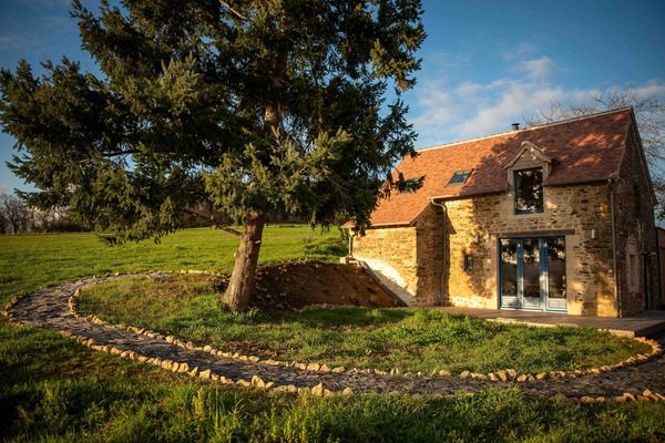 Outside view of the little barn at l'Écrin de Saint Léo