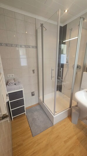 Regadera, toallas, jabón, papel de baño 