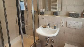 Dusche, Handtücher, Seife, Toilettenpapier
