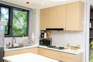 Private kitchen - Stylish 2BR Apartment in Masaki, Pool, Gym & Near Beach (Dar es Salaam)