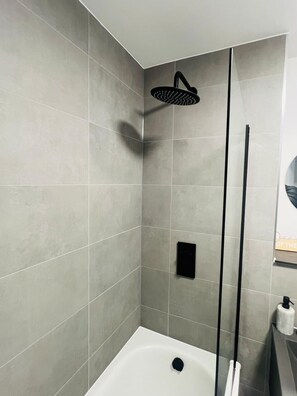 Combined shower/bathtub, deep-soaking bathtub, hair dryer - Sleeps 3 - Garden and Parking - Near Old Trafford (Salford)