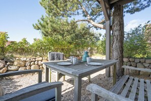 Outdoor dining - Comfortable vacation apartment with terrace and modern furnishings in List on Sylt (List auf Sylt)