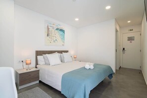 6 habitaciones, escritorio, tabla de planchar con plancha y wifi 