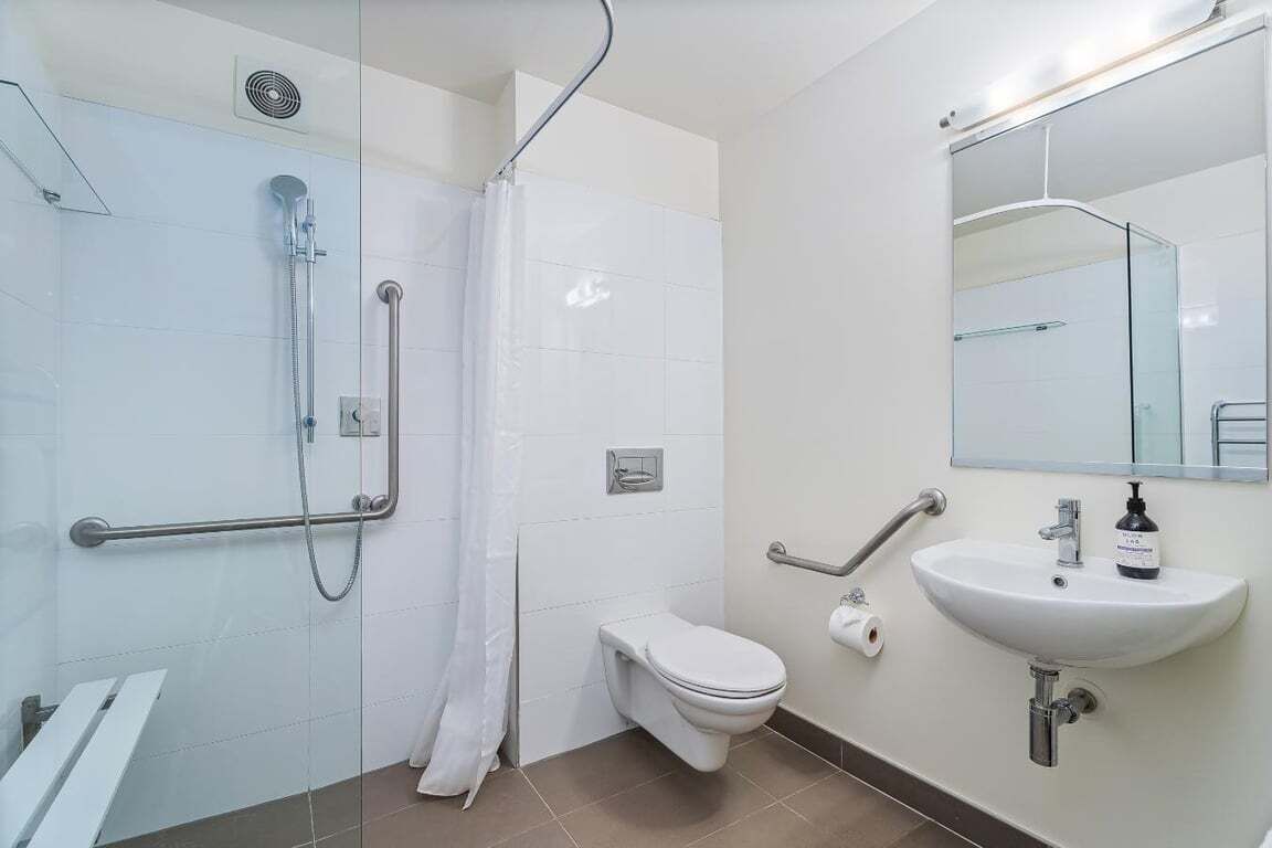 Un baño con ducha, inodoro y lavamanos.