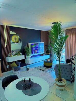 Apartment, 1 Bedroom | Ruang tamu | Buku-buku 