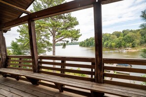 Property grounds - Sunrise Cove Log Cabin - Sunrise Cove is your perfect family escape on Lake Barkley! This charming log cabin offers two bedrooms, a sleeping loft, full kitchen, and bathroom with shower. (Eddyville)