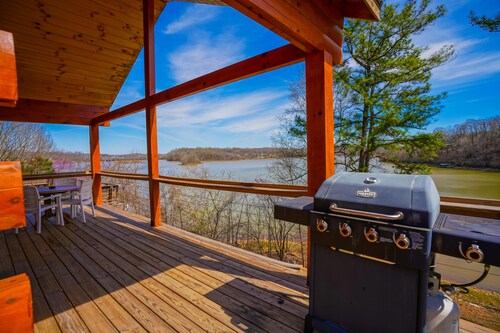 Waterfront Sunrise Bay Log Cabin - Lake Barkley Log is your perfect family escape on Lake Barkley! This charming log cabin offers two bedrooms, a sleeping loft, full kitchen, and bathroom with shower.