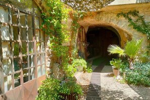 Property grounds - 2 bedrooms Apartment 120m2 near UZES (Fons-sur-Lussan)