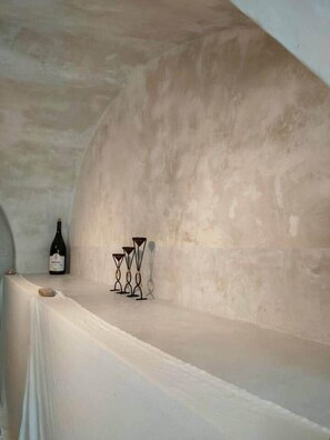A room with a white table, a wine bottle, and candle holders. - 2 bedrooms Apartment 120m2 near UZES (Fons-sur-Lussan)