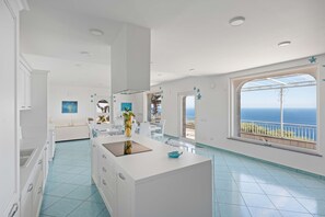 Interior - AMORE RENTALS - Villa Lantana. Silence, Nature & Panoramic Hot Tub (Massa Lubrense)
